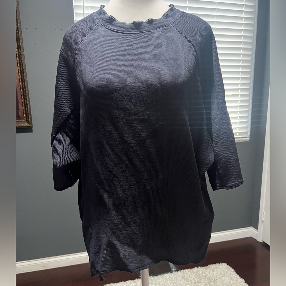 - MINT monochromatic textured top with oversized short sleeves. In EUC. Si…